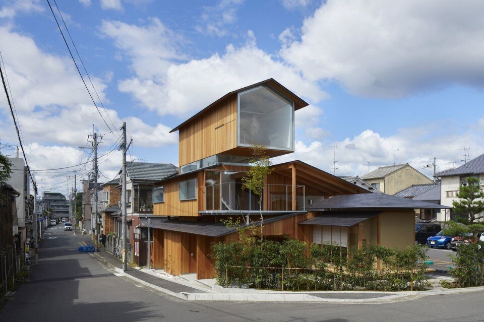 A Japanese house conceived as a vertical progression toward the sky